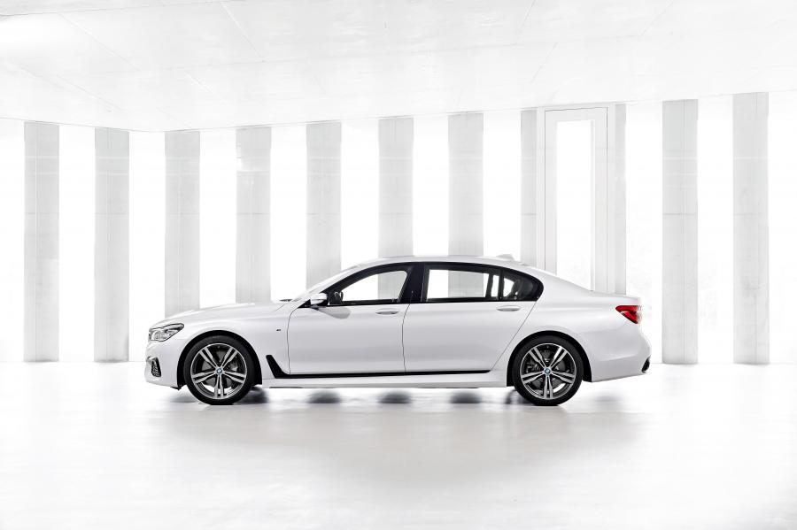  BMW 750Li xDrive M Sport 2015 года  (фото 21 из 22)